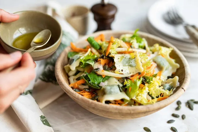 Salade de ravioli au boursin et graines de courge