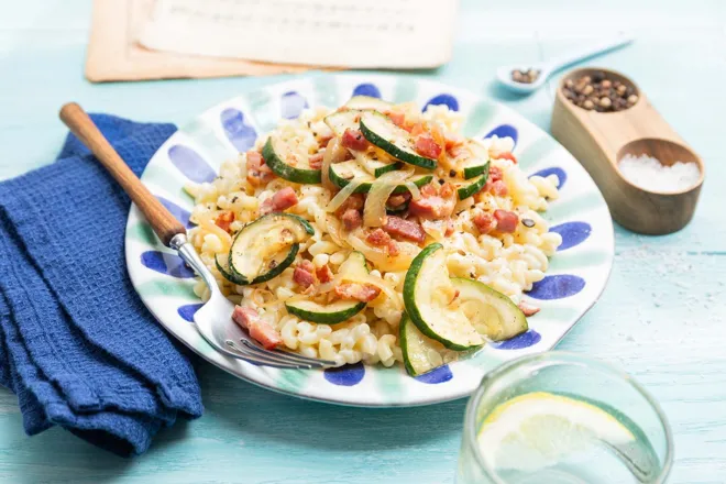 Coquillettes aux lardons végétaux, courgette et crème de Bresse à la truffe
