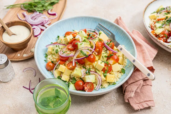 Salade à la mangue, tomates cerises et sauce au tahini maison