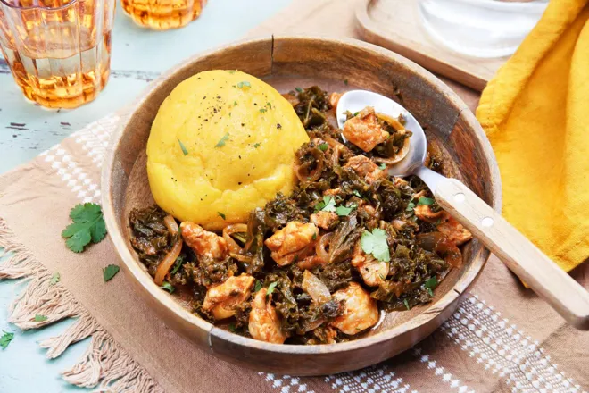 Poulet au chou kale façon sukuma wiki et semoule de maïs