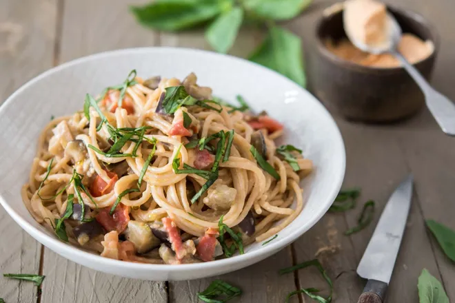 Spaghetti à l'aubergine, basilic et crème de féta