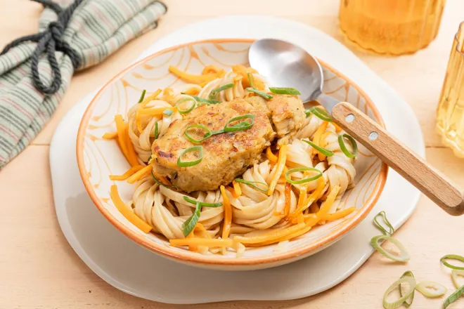 Suprême végétal, nouilles sauce cacahuètes et cébette