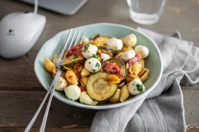 Salade de pâtes conchiglie aux légumes grillés, billes de mozzarella