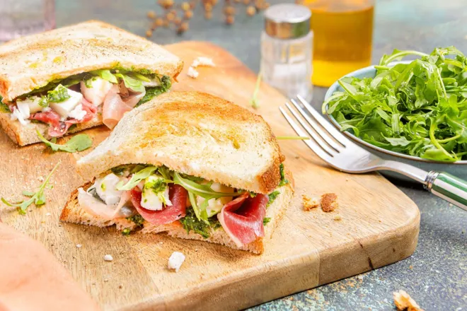 Sandwich au jambon sec, mozzarella, pistou et roquette