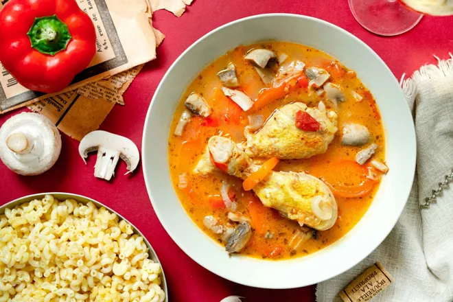 Poulet alla cacciatore (cocotte de poulet au vin blanc, poivron, champignons et tomate)