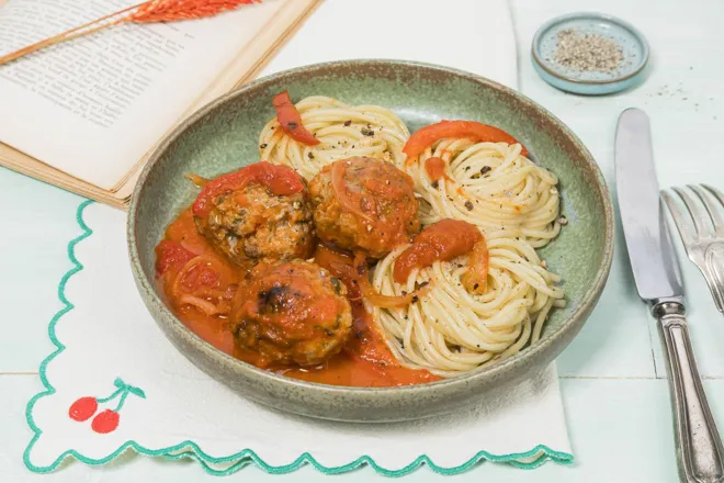 Spaghettis aux boulettes de porc et poivron façon basquaise