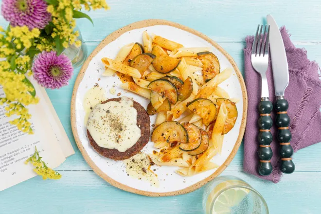 Steak végétal gratiné à la mozzarella, pennes à la courgette et origan
