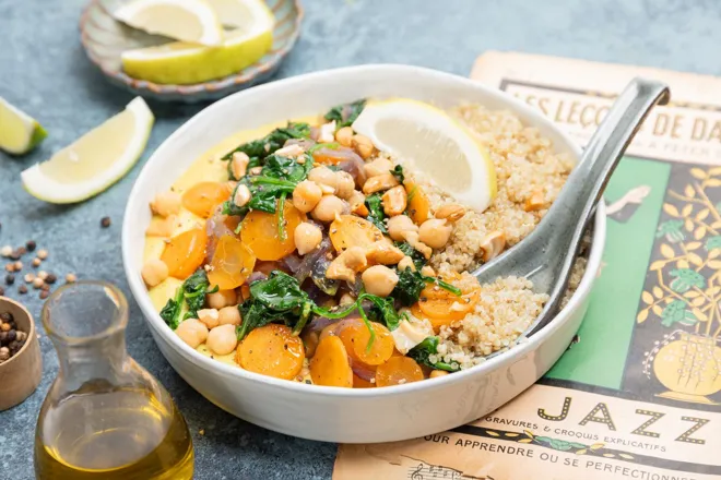 Pois chiches, épinards et carotte à la crème, noix de cajou et épices colombo