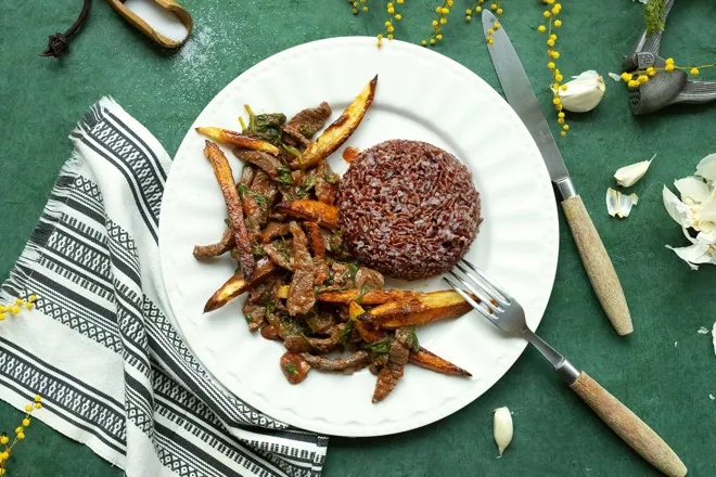 Lomo saltado de boeuf (boeuf sauté à la péruvienne)