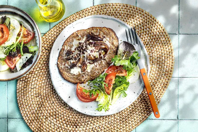 Galette de roquefort au seigle, noix et oignon caramélisé