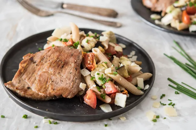 Bavettes grillées et salade italienne aux cœurs d'artichauts