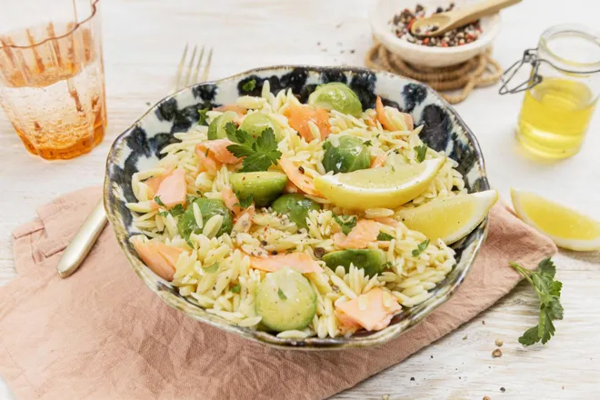 Orzo citronné au saumon fumé et choux de Bruxelles