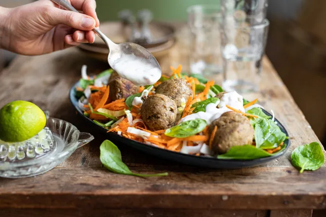 Salade de boulettes de lentilles aux herbes de Provence