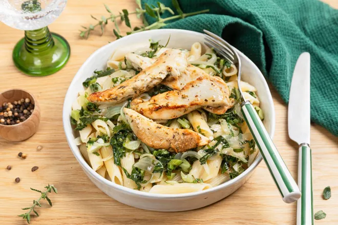 Aiguillettes de poulet marinées au citron et herbes de Provence, pennes crémeuses au chou vert