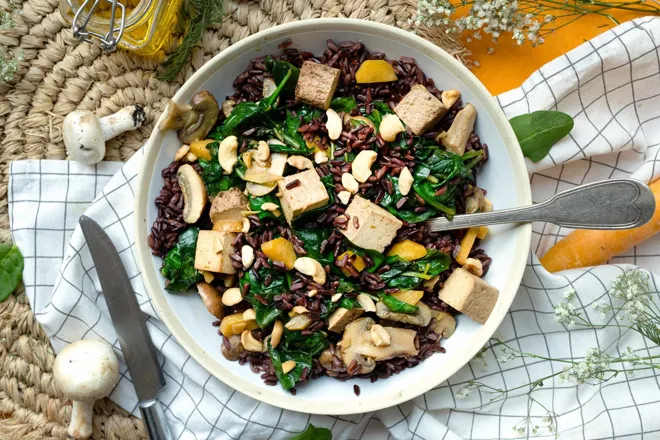 Bowl de riz noir au tofu mariné au gingembre et citron vert