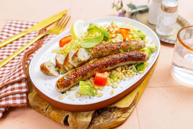 Chipolatas aux herbes et salade d'orge perlé à l'avocat et basilic
