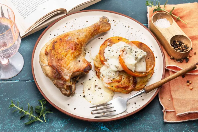 Cuisse de canard, pommes Anna au kaki rôti et gorgonzola
