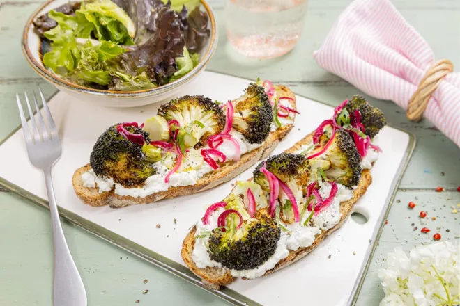 Bruschettas corner croustillant à la crème de féta, brocoli grillé et pickles