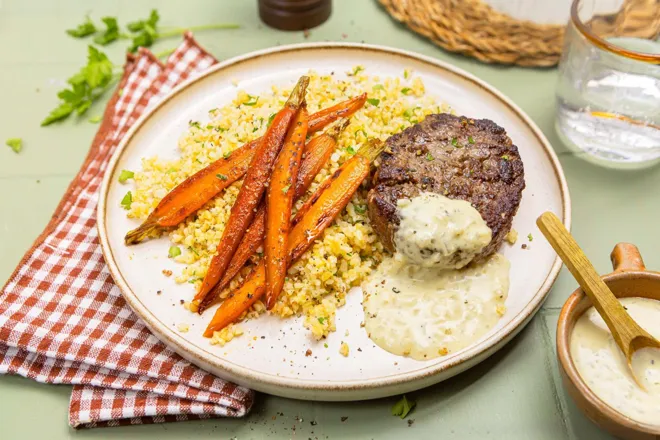 Steak haché sauce moutarde, carotte et boulgour persillé