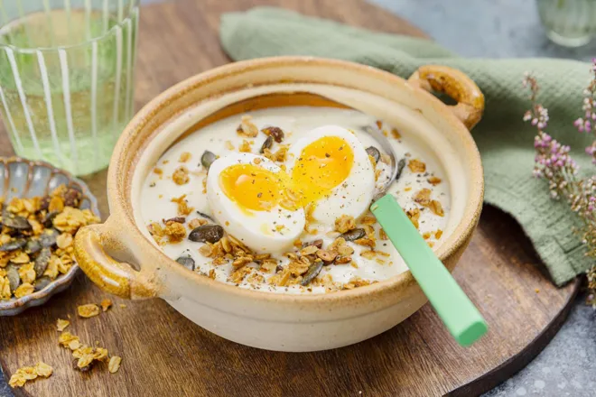 Velouté de chou-fleur, œuf mollet & granola salé croustillant