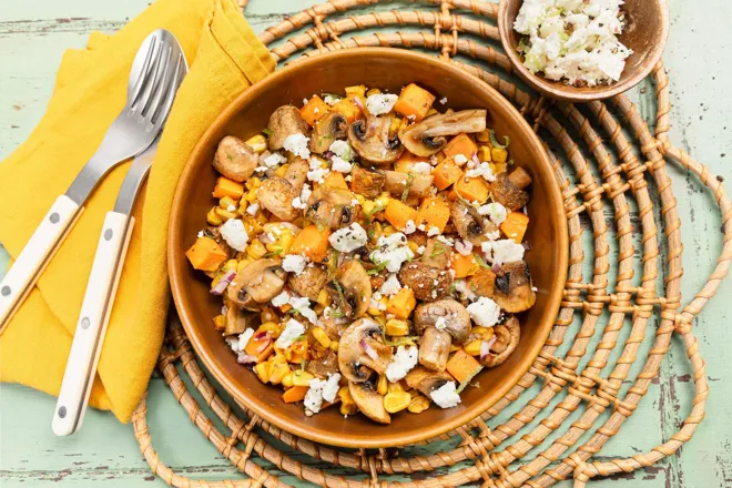 Salade de maïs rôti, champignons, patate douce et féta à la coriandre