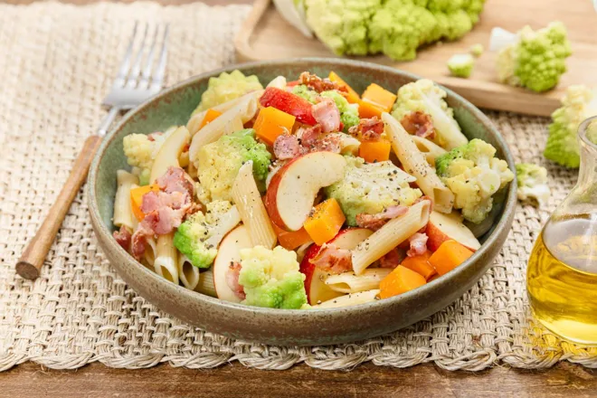 Salade de poitrine fumée, chou romanesco et cheddar