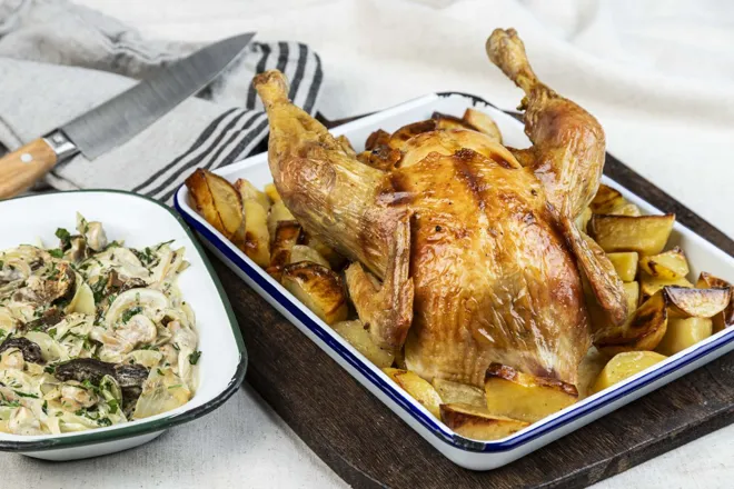 Poulet et pommes de terre rôtis sauce forestière