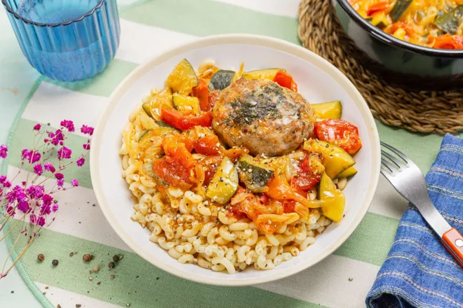 Cocotte de crépinette au beurre d'escargot et mijoté courgette tomate