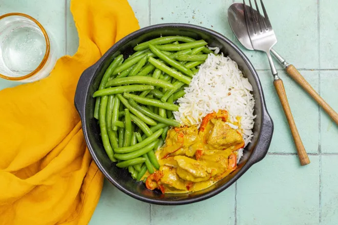Curry de porc au poivron, haricots verts et riz