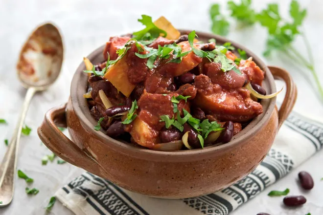 Chili de patate douce et haricots rouges