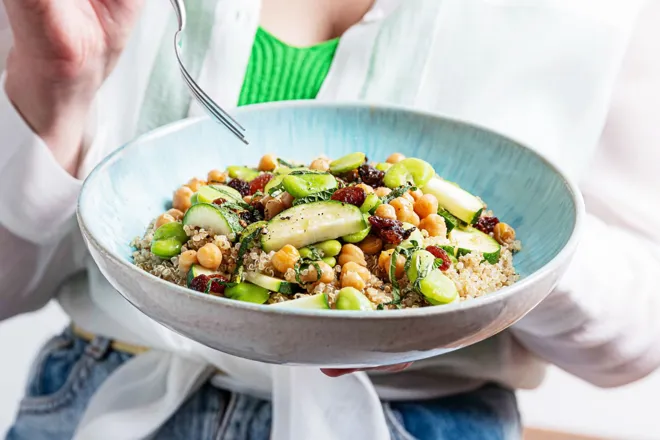 Salade de quinoa, fèves, courgette, raisins secs et menthe