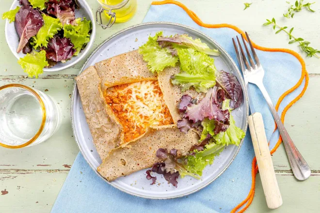 Galette de sarrasin au thon, tomate et emmental