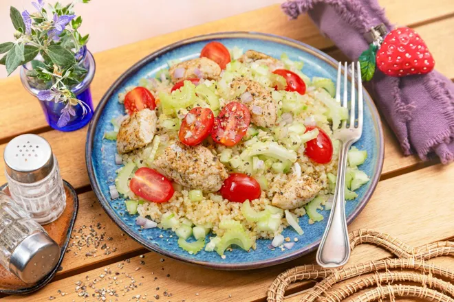 Salade de boulgour, poulet au zaatar, concombre et tomates cerises