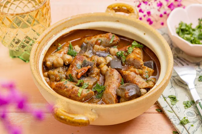 Cocotte de chipolatas aux herbes, aubergine et pois chiches