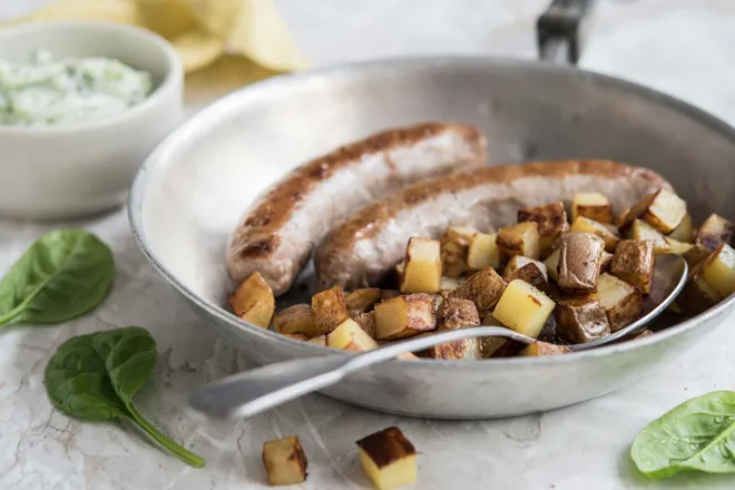 Saucisses du boucher, tzatziki et pommes de terre sautées