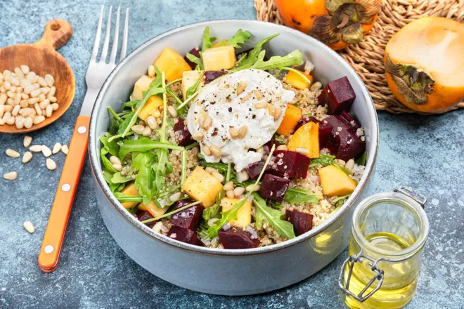 Salade de kaki, burrata, roquette et pignons de pin