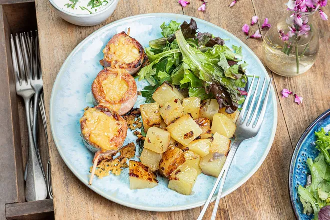 Brochettes de courgette à la poitrine fumée, sauce au persil et pommes de terre sautées