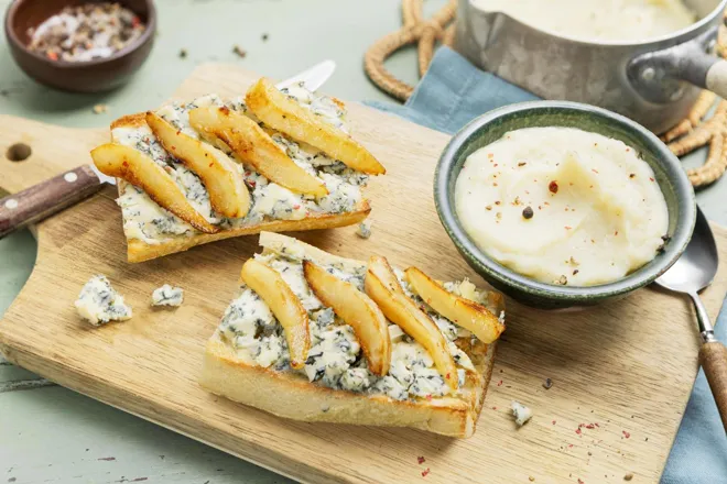 Crème de topinambours à la truffe, tartines à la fourme d'Ambert et poire