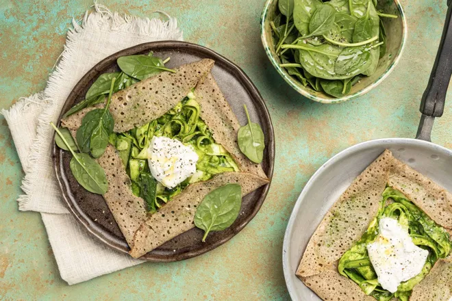 Galettes de sarrasin aux tagliatelles de courgette, pesto et burrata