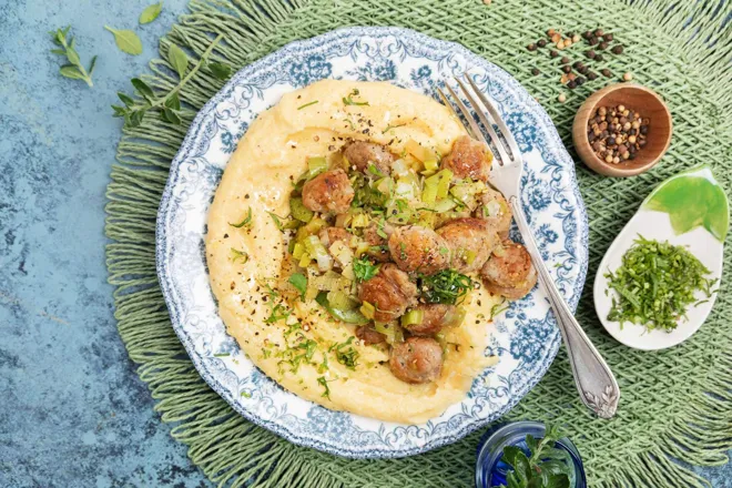 Saucisse du boucher, poireau et garlic cheese grits (polenta crémeuse à l'ail et au cheddar)