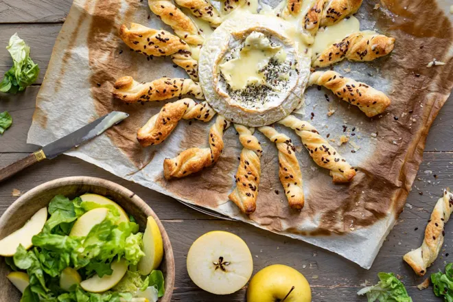 Camembert rôti en tarte soleil