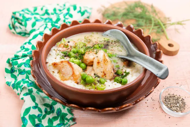 Riz crémeux au poulet et petits pois façon avgolemono (bouillon grec au citron)