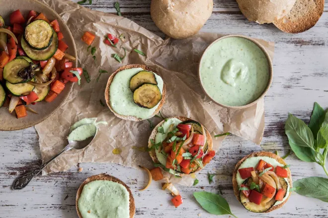 Bruschette à la crème de féta et légumes grillés