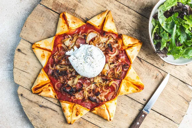 Pizza étoile à la poitrine fumée, oignon et burrata