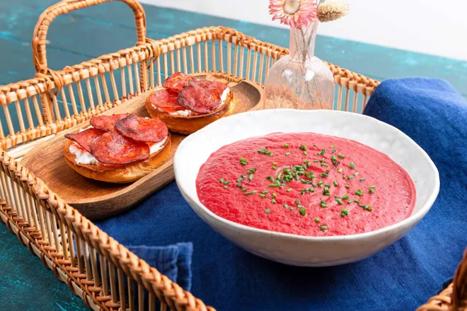 Gaspacho de betterave à la mexicaine et tartine de pain de maïs au chorizo piquant