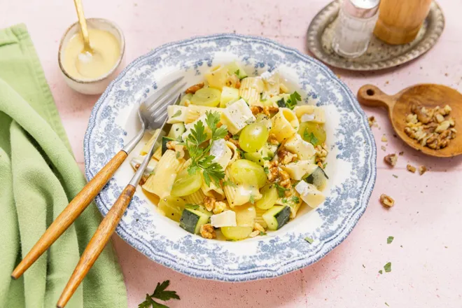 Salade de rigatonis au camembert, noix et raisins blancs
