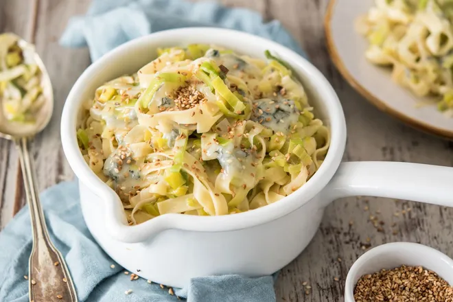 Tagliatelle fraîches au poireau, gorgonzola et sésame