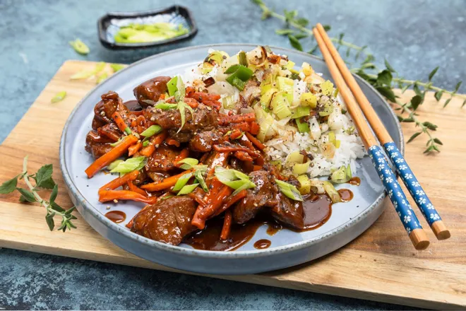 Sauté de porc échine à la sauce char siu maison (sauce aux 5 épices) et poireau