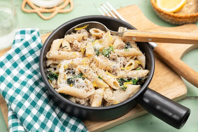 One pot penne al limone, porc, chou kale et parmesan