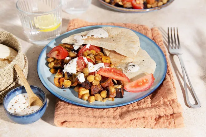 Salade de pois chiches au cumin, tomates et aubergine frite